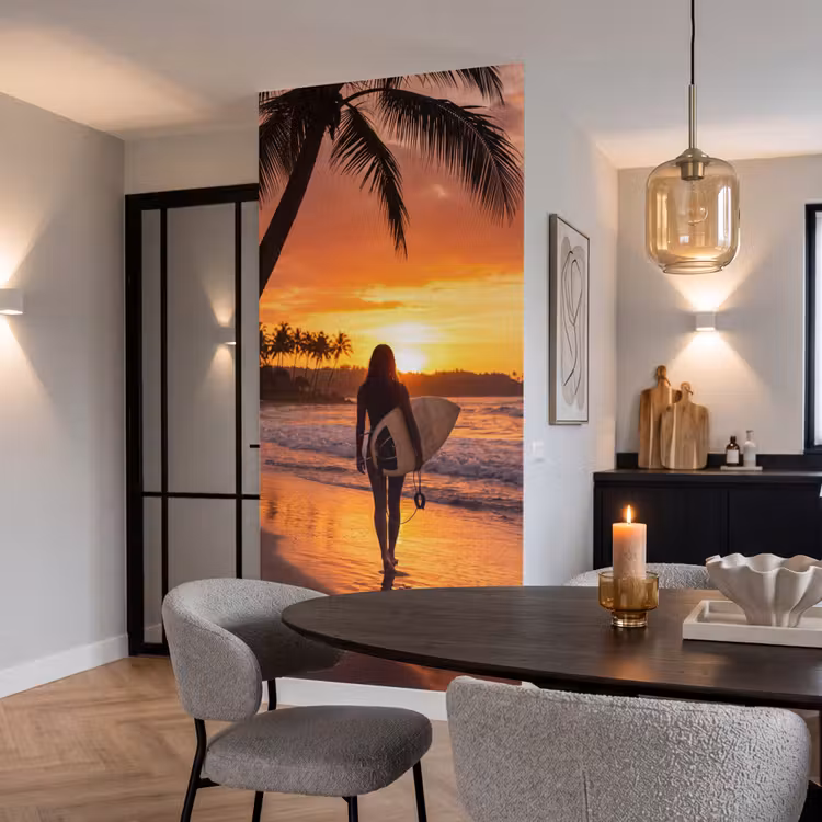 Vrouw - Surfplank - Strand - Zonsondergang - Oranje Behang Vlies klein -sfeer3