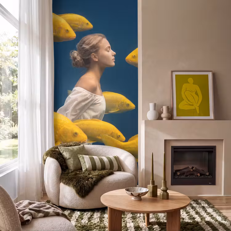 Vrouw - Vis - Water - Natuur - Geel Behang Vlies klein -sfeer2