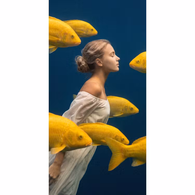 Vrouw - Vis - Water - Natuur - Geel Behang Vlies klein -3d_website