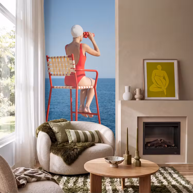 Vrouw - Zee - Kust - Verrekijker - Rood Behang Vlies klein -sfeer2