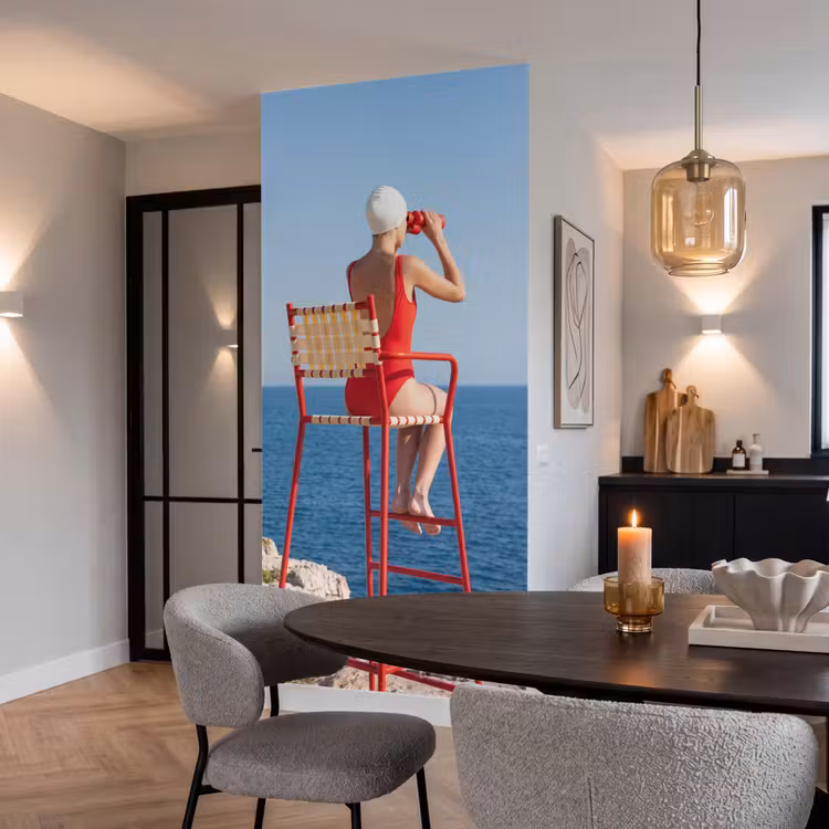 Vrouw - Zee - Kust - Verrekijker - Rood Behang Vlies klein -sfeer3