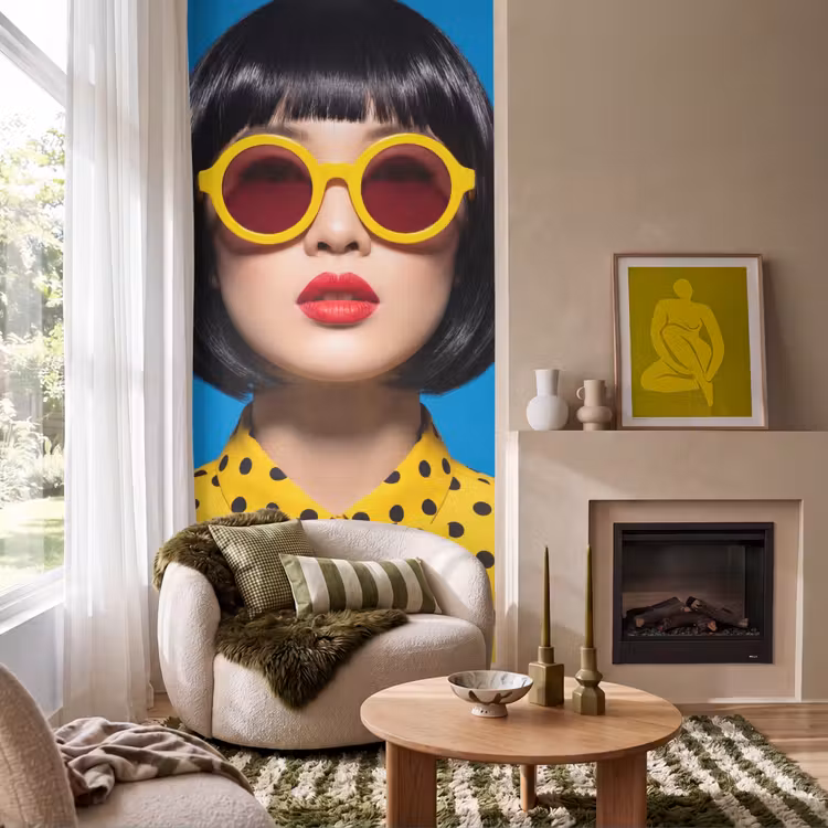 Vrouw - Zonnebril - Pop Art - Portret - Geel Behang Vlies klein -sfeer2
