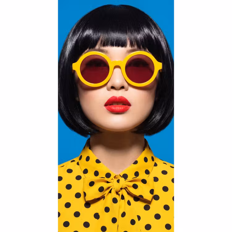 Vrouw - Zonnebril - Pop Art - Portret - Geel Behang Vlies klein -3d_website