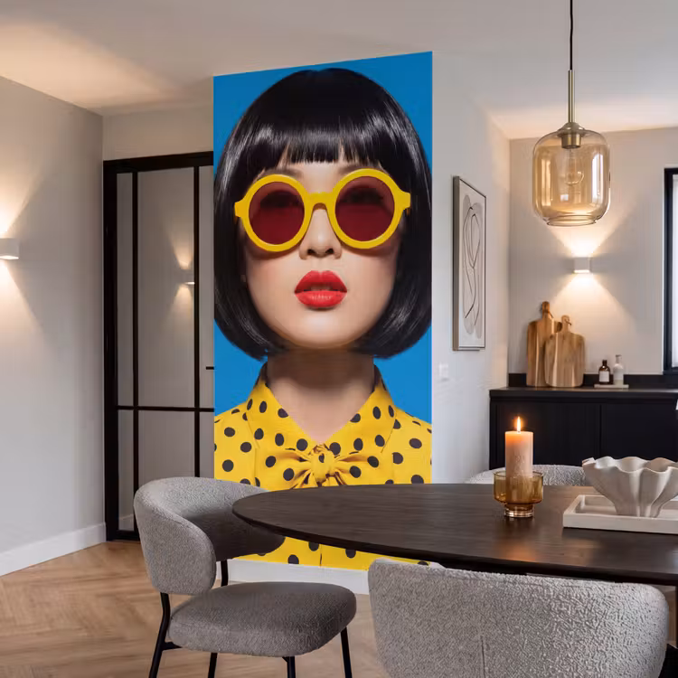 Vrouw - Zonnebril - Pop Art - Portret - Geel Behang Vlies klein -sfeer3