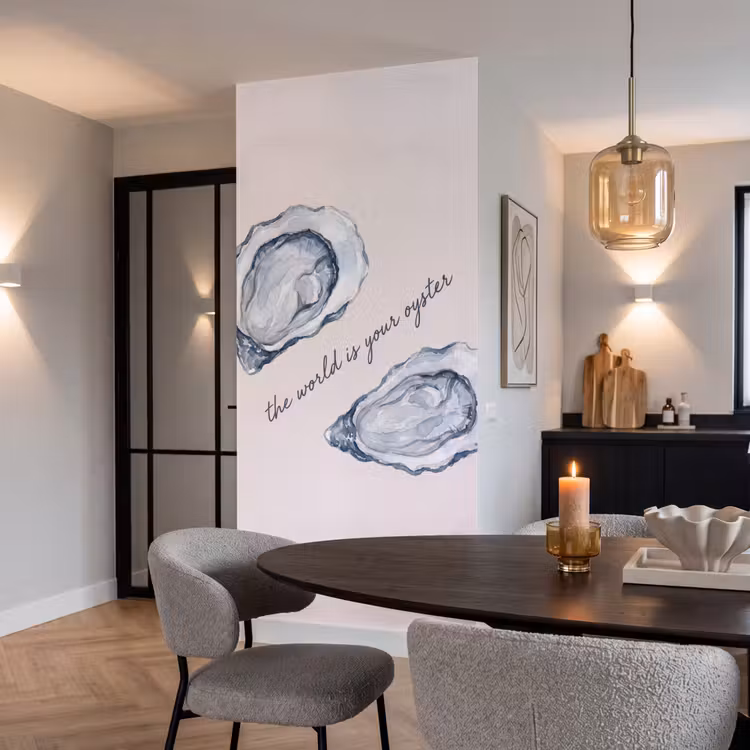 Zeeleven - Oester - Aquarel - Minimalistisch - Blauw Behang Vlies klein -sfeer3