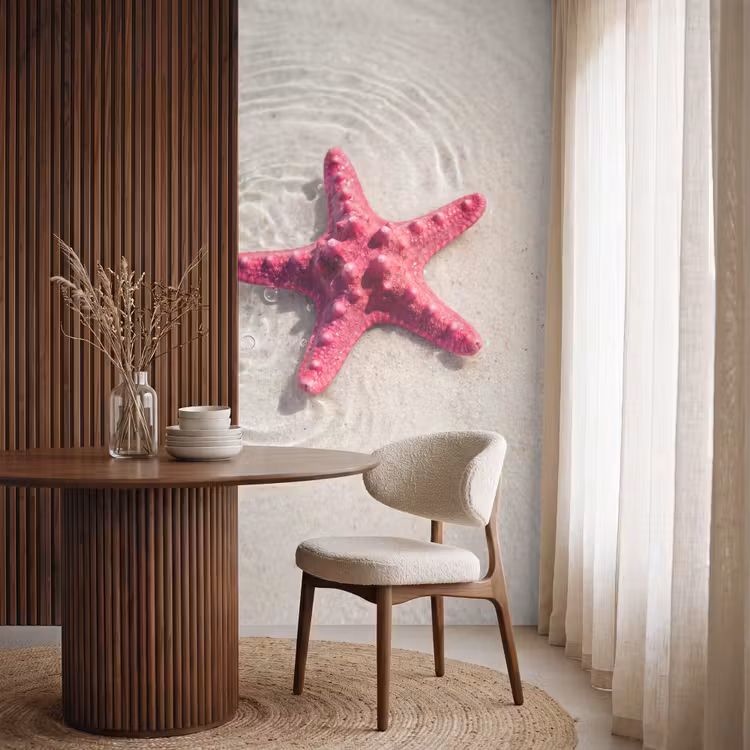 Zeeleven - Zeester - Strand - Roze - Water Behang Vlies klein -sfeer1