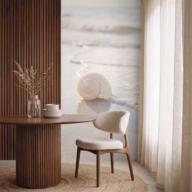 Zeeschelp - Strand - Zee - Natuur - Beige Behang Vlies klein -sfeer1