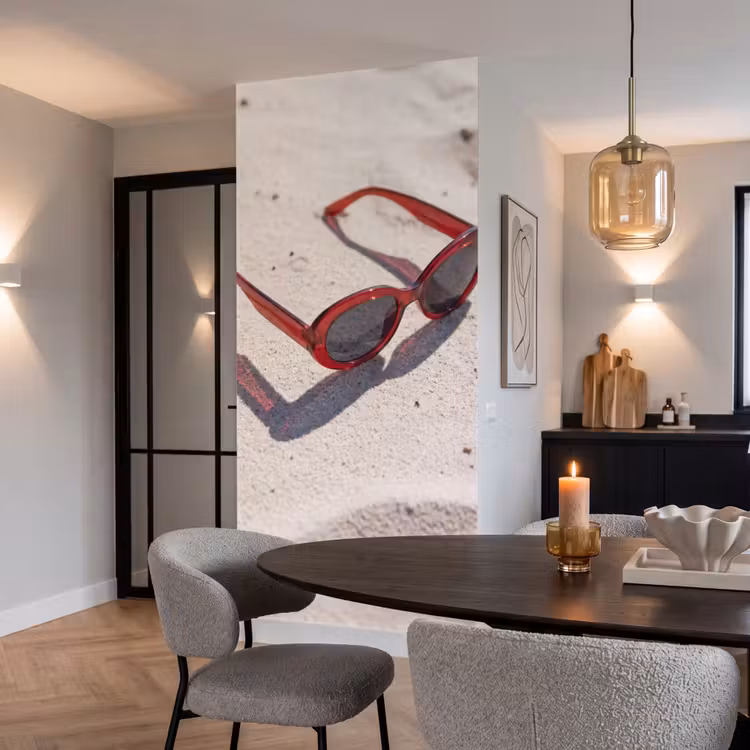 Zonnebril - Strand - Vakantie - Rood Behang Vlies klein -sfeer3