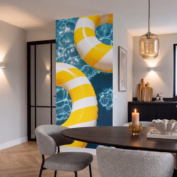 Zwembad - Zwembanden - Zomer - Geel - Blauw Behang Vlies klein -sfeer3