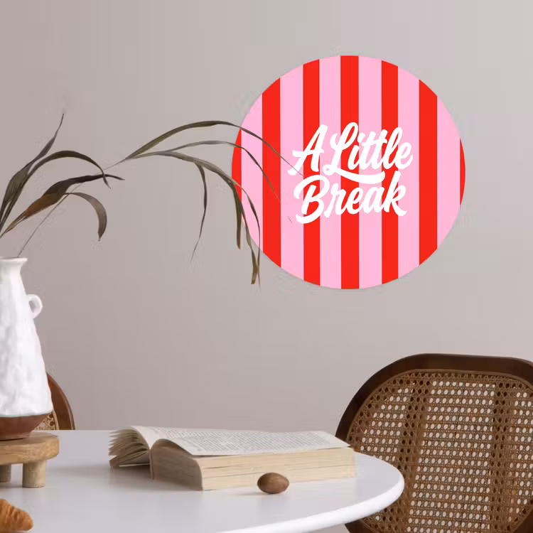 A Little Break - Strepen - Rood - Roze Wandcirkel behangsticker klein -sfeer3