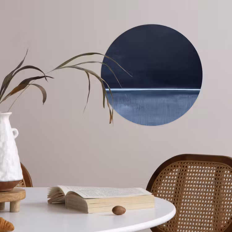 Abstract - Horizontale lijn - Minimalistisch - Donkerblauw - Kunst Wandcirkel behangsticker klein -sfeer3