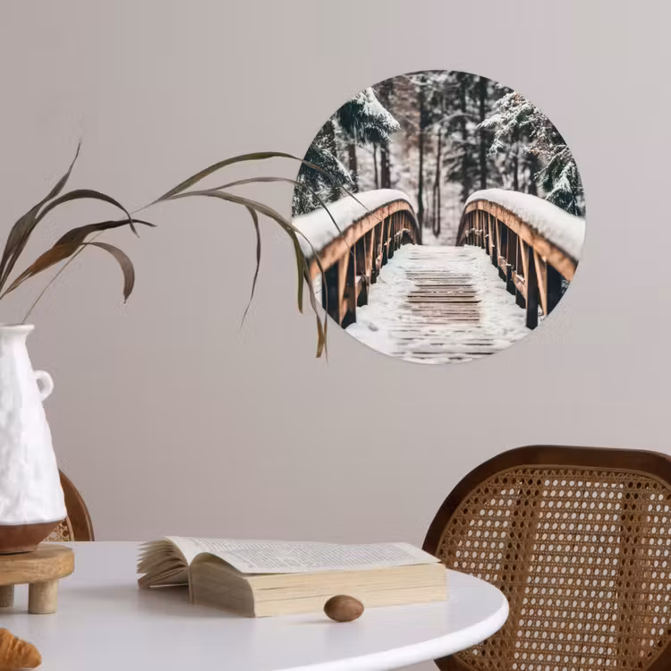 Brug - Winterlandschap - Bos - Natuur - Sneeuw Wandcirkel behangsticker klein -sfeer3