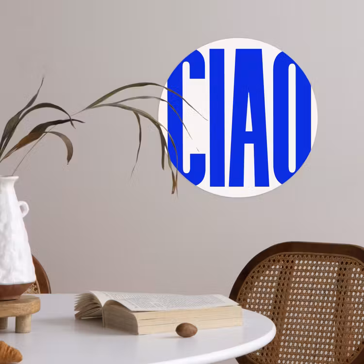 Ciao - Hoofdletters - Blauw - Minimalistisch Wandcirkel behangsticker klein -sfeer3