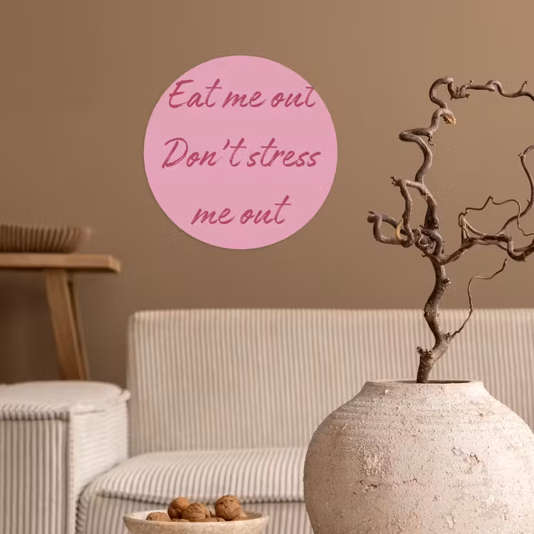 Eat me out don't stress me out - Roze - Handgeschreven Wandcirkel behangsticker klein -sfeer1