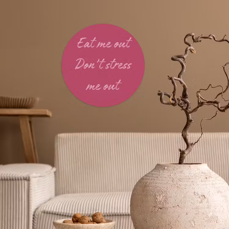 eat me out don't stress me out - Roze - Minimalistisch Wandcirkel behangsticker klein -sfeer1