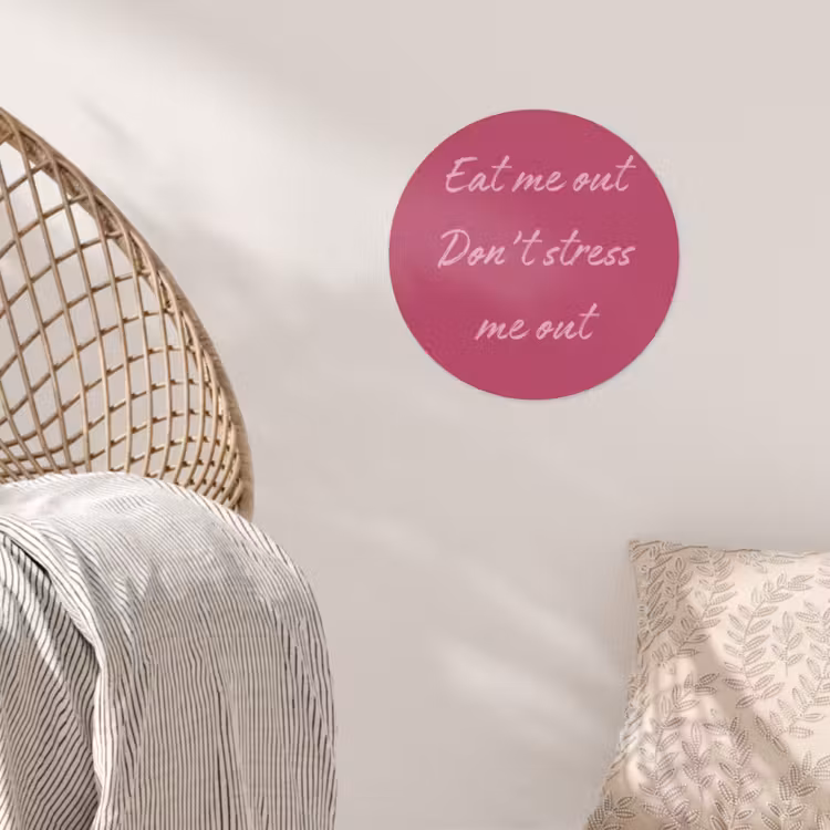 eat me out don't stress me out - Roze - Minimalistisch Wandcirkel behangsticker klein -sfeer4