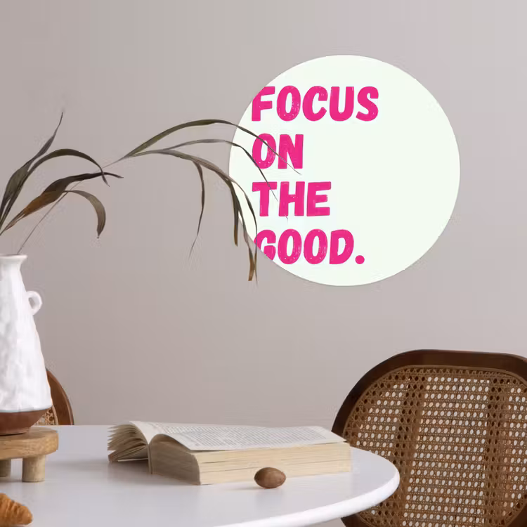 Focus on the good - Beige - Roze Wandcirkel behangsticker klein -sfeer3