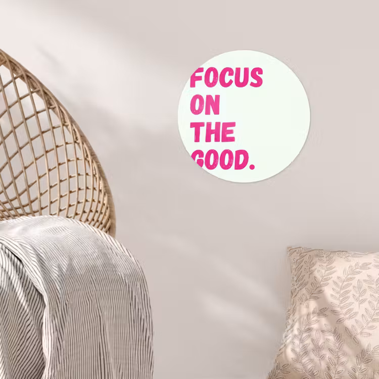 Focus on the good - Beige - Roze Wandcirkel behangsticker klein -sfeer4