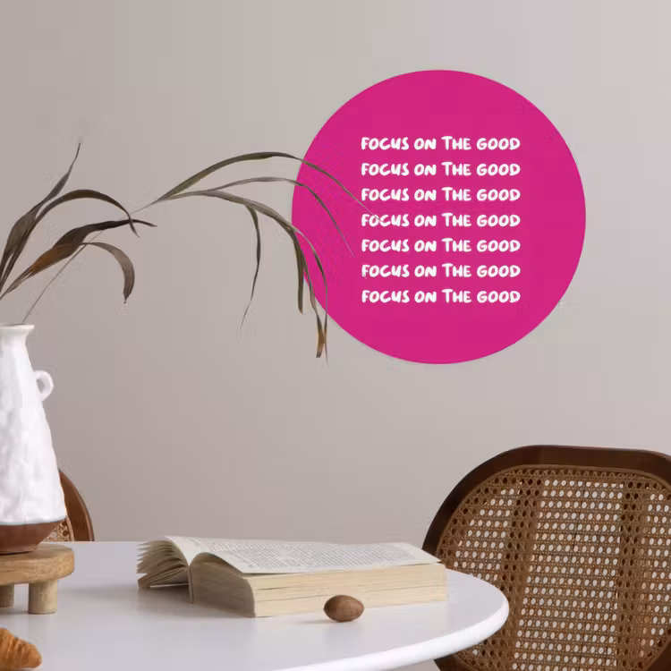 Focus on the good - Roze - wit Wandcirkel behangsticker klein -sfeer3