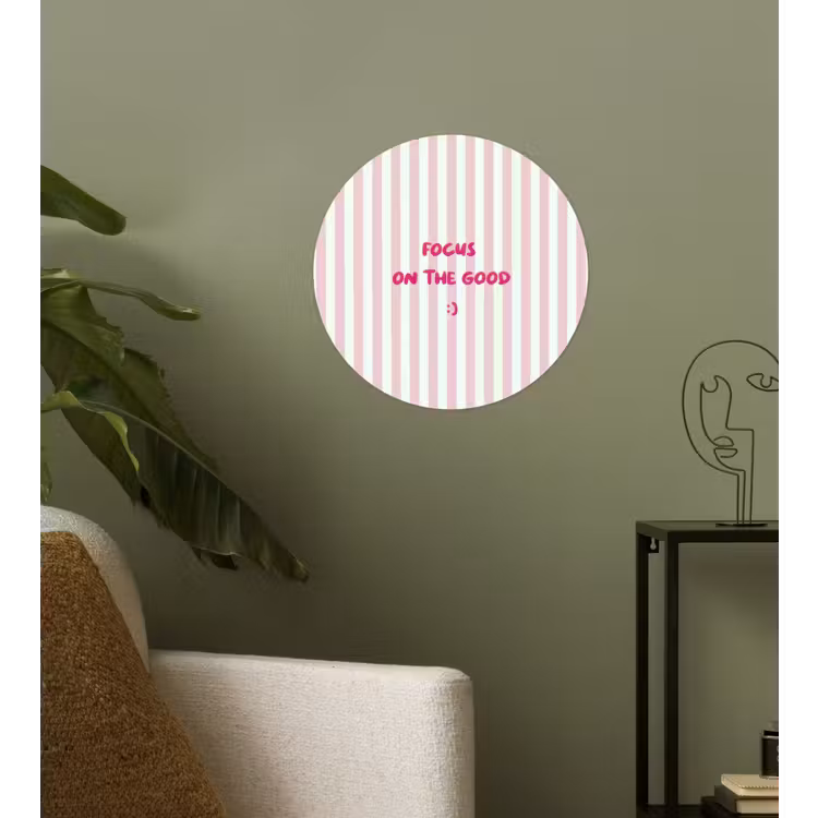 Focus on the good - Strepen - Roze - Smiley Wandcirkel behangsticker klein -sfeer2