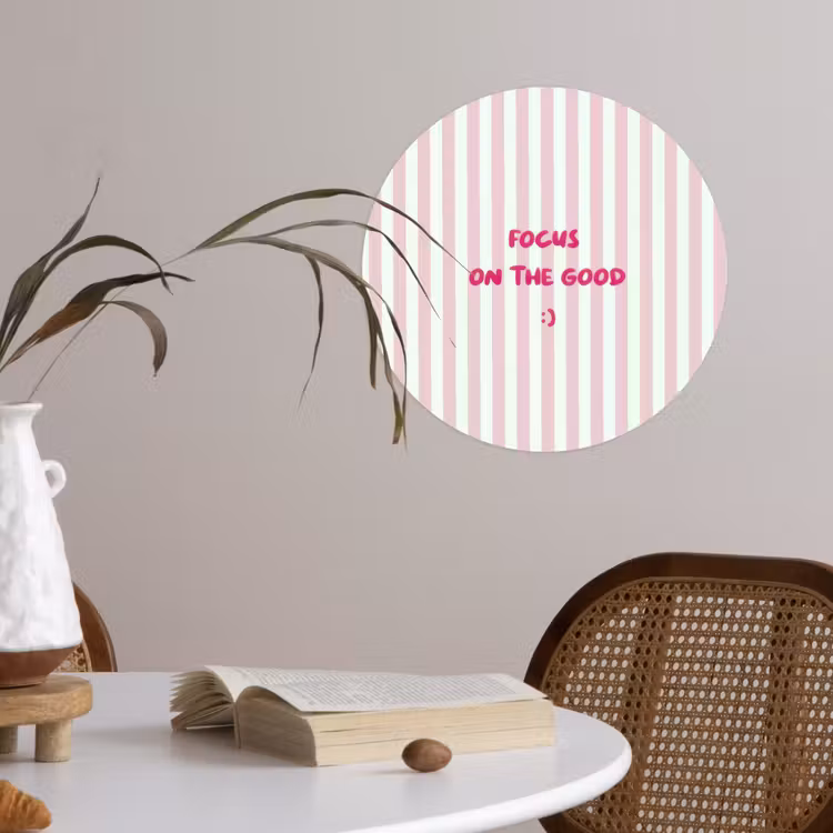 Focus on the good - Strepen - Roze - Smiley Wandcirkel behangsticker klein -sfeer3