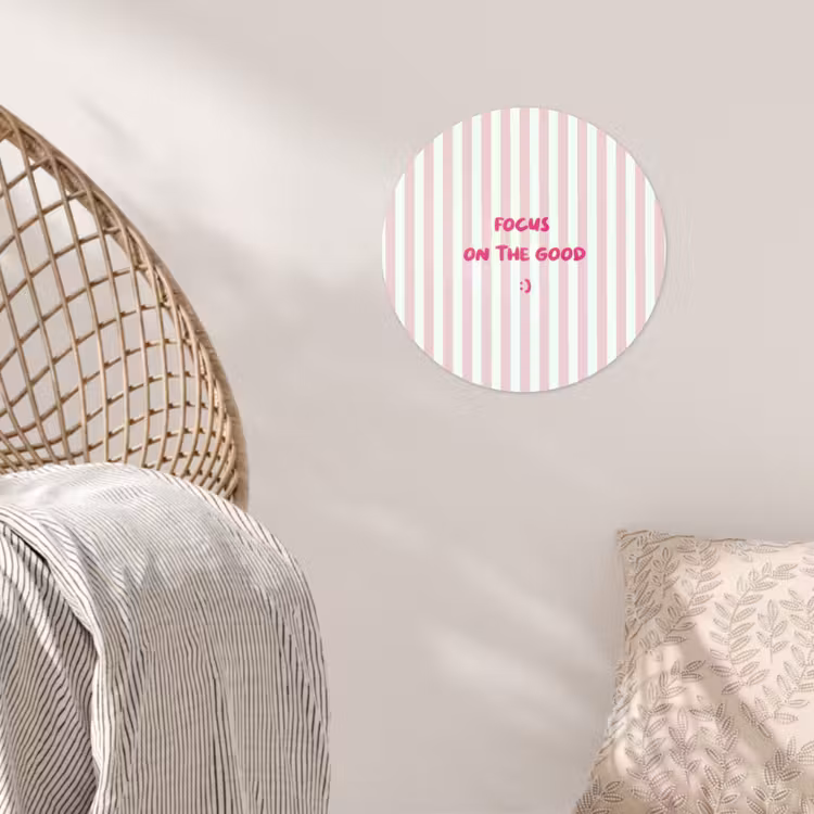 Focus on the good - Strepen - Roze - Smiley Wandcirkel behangsticker klein -sfeer4