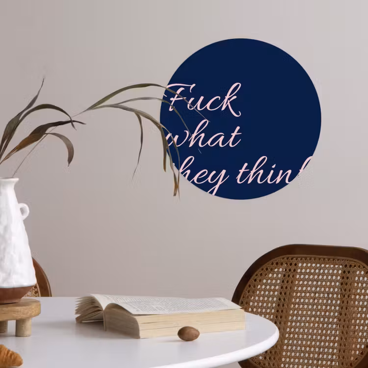 Fuck what they think - Blauw - Cursief Wandcirkel behangsticker klein -sfeer3