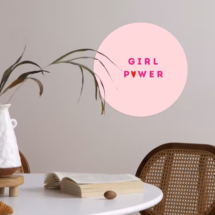 Girl power - Roze - Hartje Wandcirkel behangsticker klein -sfeer3