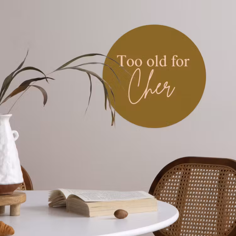 Groen - Too old for cher - Roze Wandcirkel behangsticker klein -sfeer3