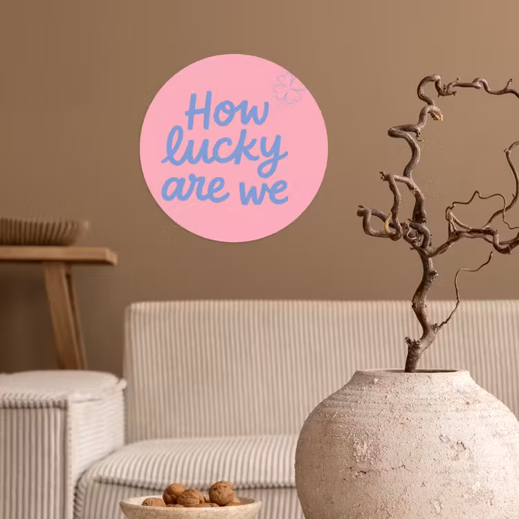 How lucky are we - Klavervier - Roze - Blauw Wandcirkel behangsticker klein -sfeer1