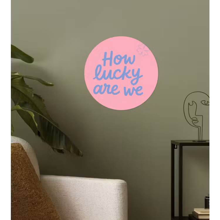 How lucky are we - Klavervier - Roze - Blauw Wandcirkel behangsticker klein -sfeer2