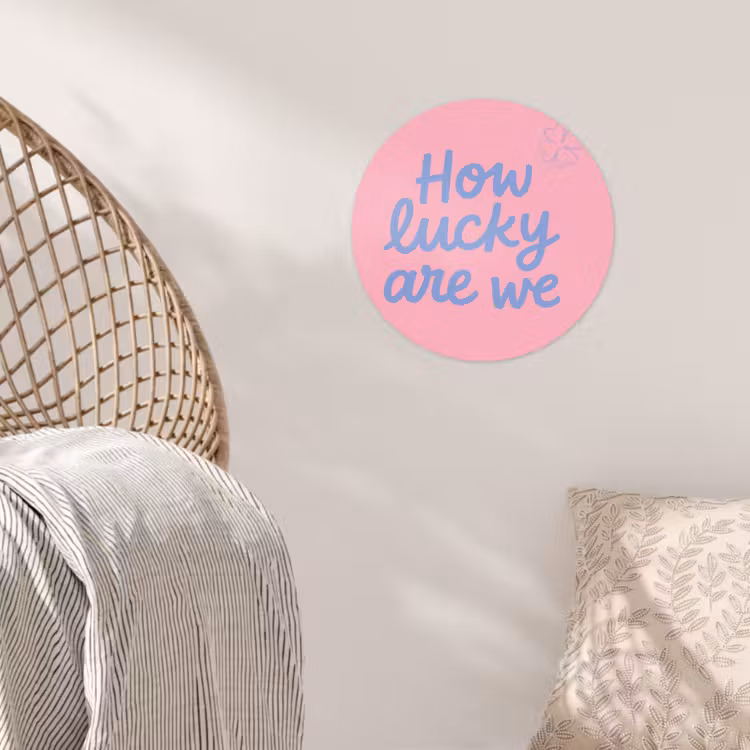 How lucky are we - Klavervier - Roze - Blauw Wandcirkel behangsticker klein -sfeer4