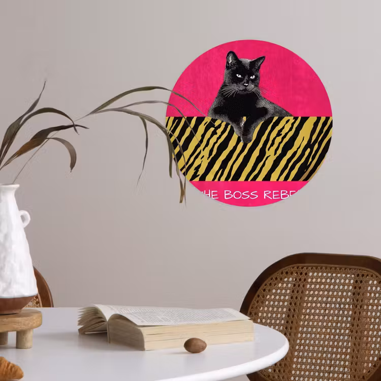 Kat - Baas - Roze - Tijgerprint Wandcirkel behangsticker klein -sfeer3
