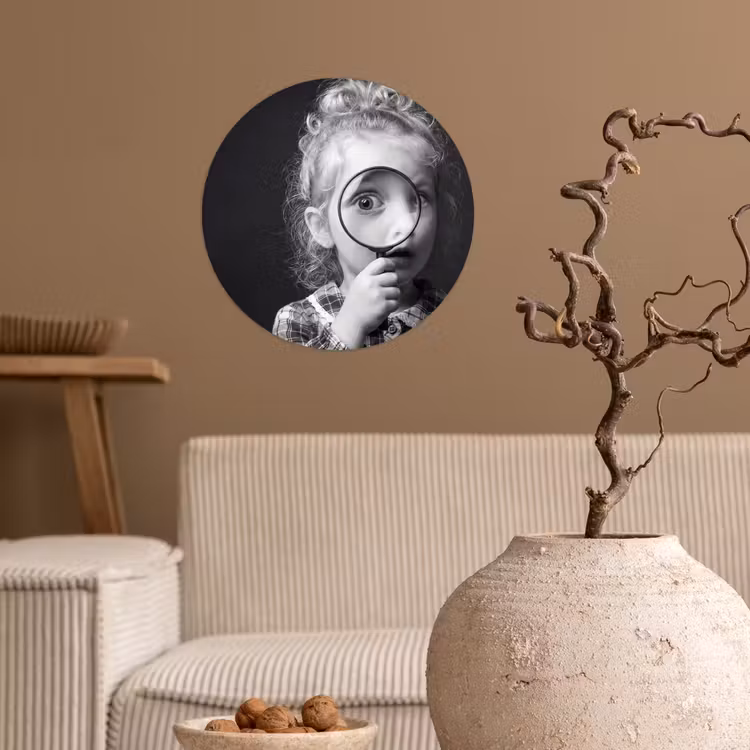 Kind - Vergrootglas - Portret - Zwart-wit Wandcirkel behangsticker klein -sfeer1