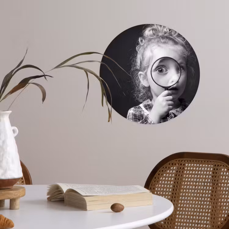 Kind - Vergrootglas - Portret - Zwart-wit Wandcirkel behangsticker klein -sfeer3