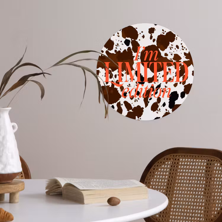 Koeienprint - Limited edition - Rood Wandcirkel behangsticker klein -sfeer3