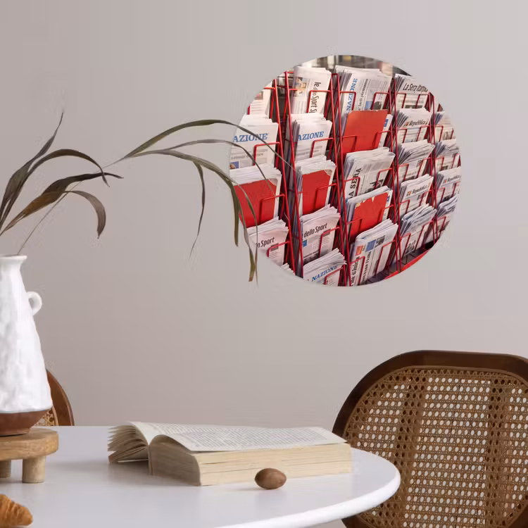 Kranten - Rek - Stedelijk - Dagelijks leven - Rood Wandcirkel behangsticker klein -sfeer3