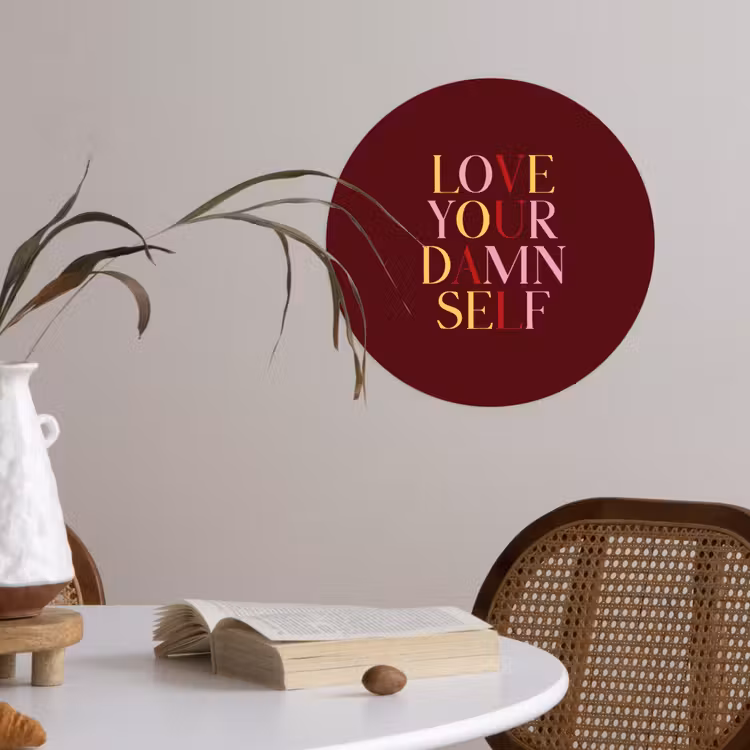 Love your damn self - Kleurrijk - Bordeaux Wandcirkel behangsticker klein -sfeer3