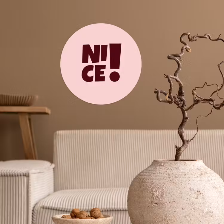 Nice - Uitroepteken - Roze Wandcirkel behangsticker klein -sfeer1