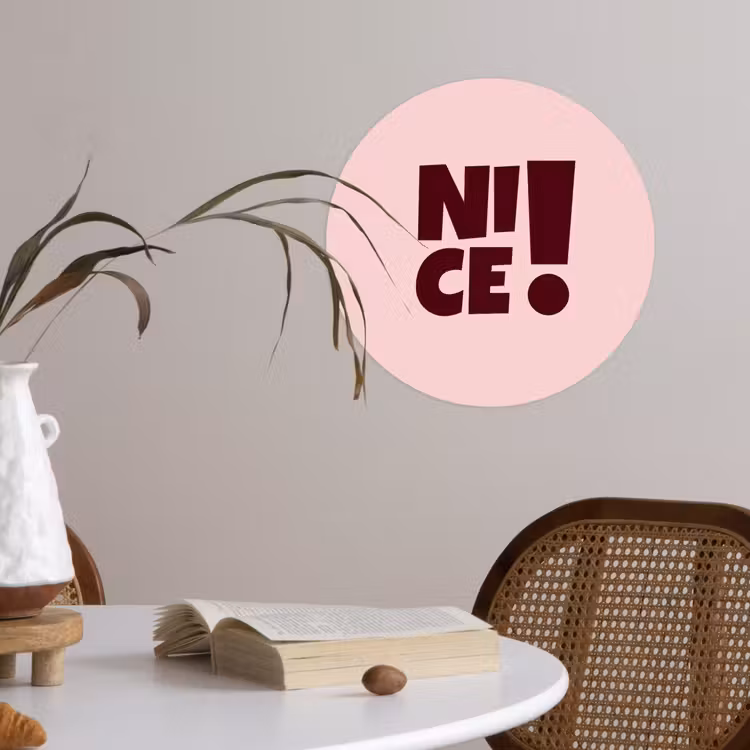 Nice - Uitroepteken - Roze Wandcirkel behangsticker klein -sfeer3