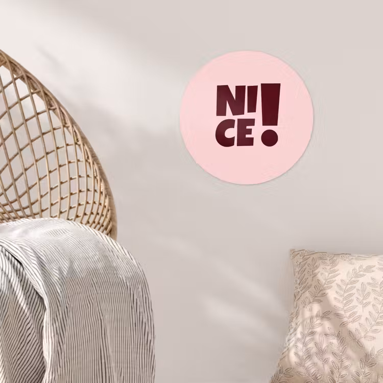 Nice - Uitroepteken - Roze Wandcirkel behangsticker klein -sfeer4