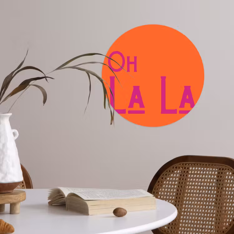 Oh la la - Oranje - Roze - Scheeflettertype Wandcirkel behangsticker klein -sfeer3