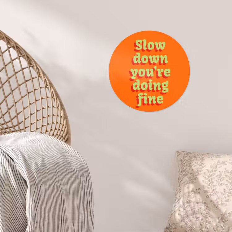Oranje - Slow down you're doing fine - Retro Wandcirkel behangsticker klein -sfeer4