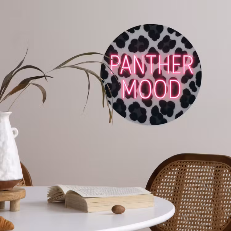Panterprint - Zwart - Neonletters - Roze Wandcirkel behangsticker klein -sfeer3