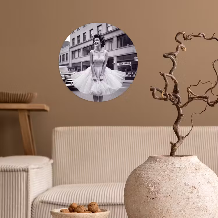 Retro - Vrouw - Zwart - Wit Wandcirkel behangsticker klein -sfeer1