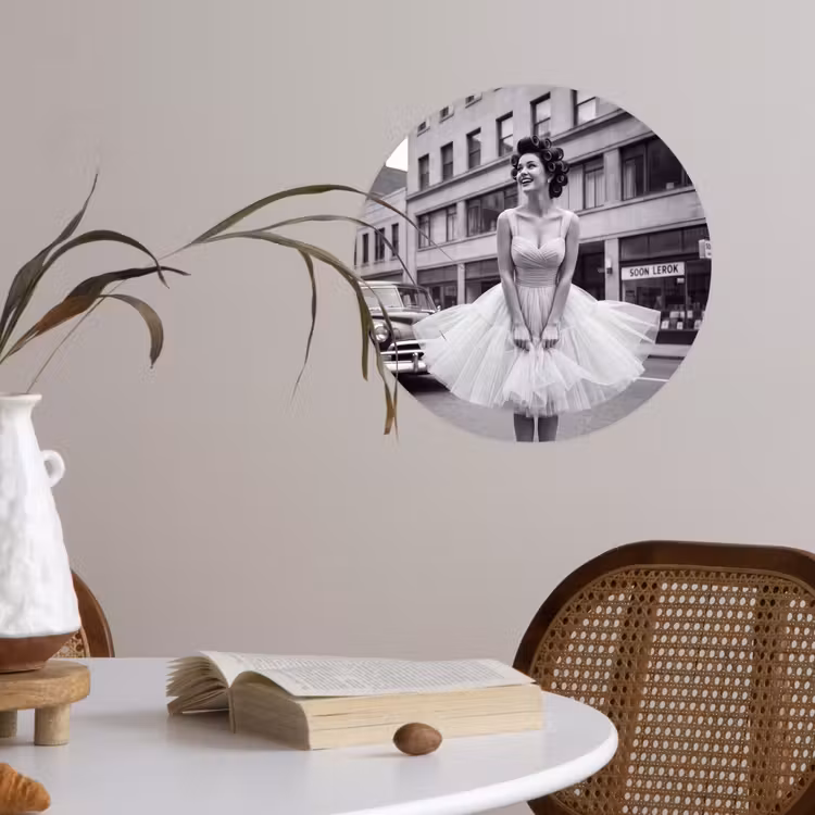 Retro - Vrouw - Zwart - Wit Wandcirkel behangsticker klein -sfeer3