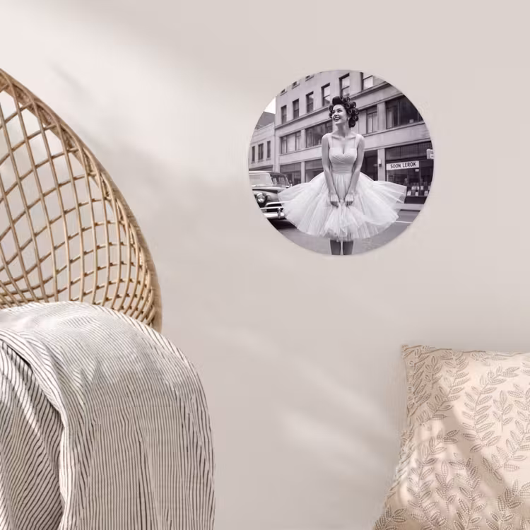 Retro - Vrouw - Zwart - Wit Wandcirkel behangsticker klein -sfeer4