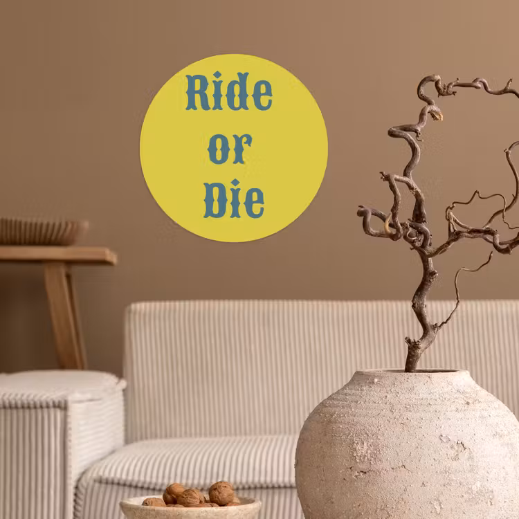 Ride or die - Geel - Blauw Wandcirkel behangsticker klein -sfeer1