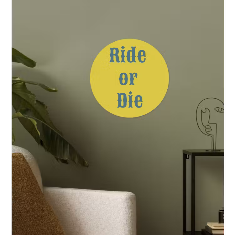 Ride or die - Geel - Blauw Wandcirkel behangsticker klein -sfeer2