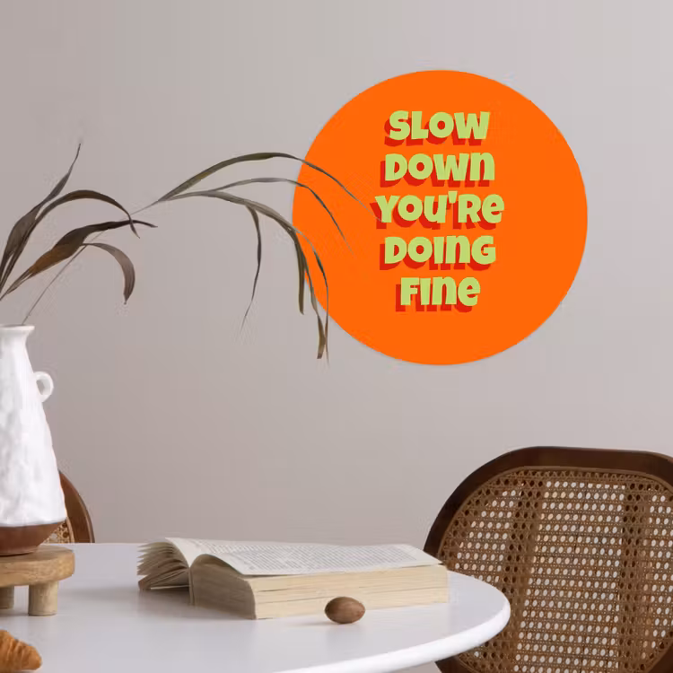 Slow down you're doing fine - Oranje - Simple Wandcirkel behangsticker klein -sfeer3